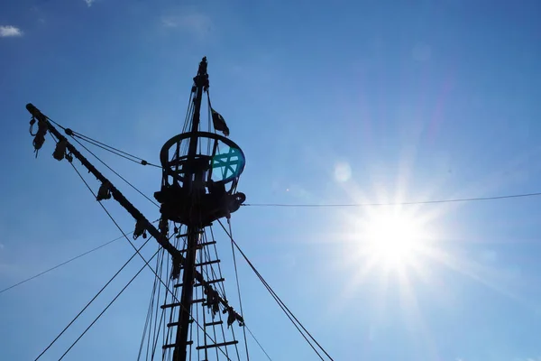 Top Mast Old Ship Backdrop Sunny Sky Copy Space — Stock Photo, Image
