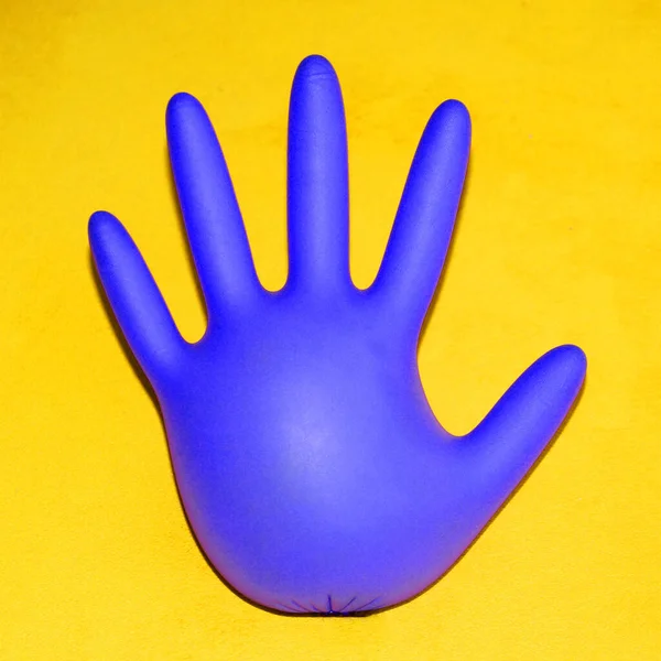 Uppblåst Gummi Medicinsk Handske Gul Bakgrund Fyrkantig Bild För Instagram — Stockfoto