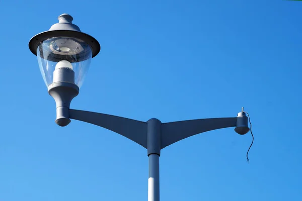 Lampione Stradale Con Una Lampada Intatta Una Lampada Rotta Vicino — Foto Stock