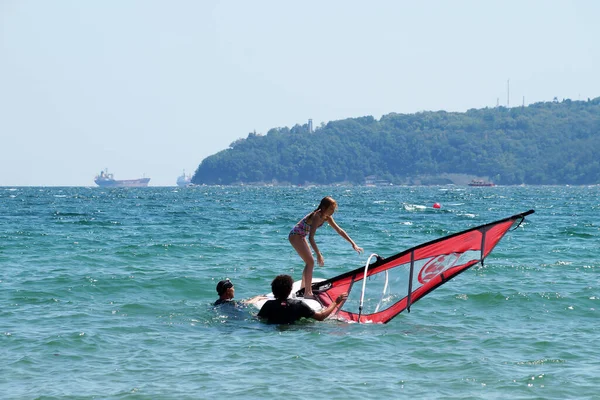 Varna Bulgaria Julio 2020 Los Instructores Enseñan Niño Practicar Windsurf — Foto de Stock