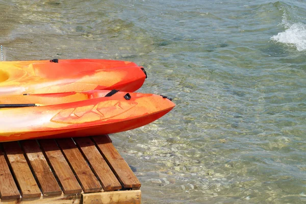 Dos Kayaks Muelle Madera Cerca Del Mar Cerca — Foto de Stock