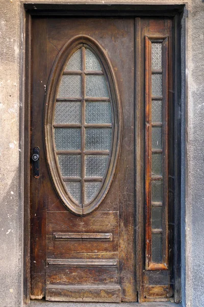 Vintage Eingang Hölzerne Braune Tür Mit Glas Nahaufnahme — Stockfoto