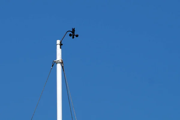 Dispositif Météorologique Pour Mesurer Vitesse Vent Contre Ciel Bleu Gros — Photo