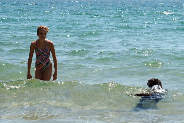 Meisje Met Hond Zwemmen Zee — Stockfoto