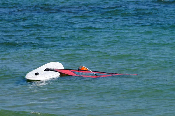 ブルガリアのヴァルナ 2020年7月31 2020年7月 人々のいない海にウィンドサーフィンの帆が浮かぶボード — ストック写真