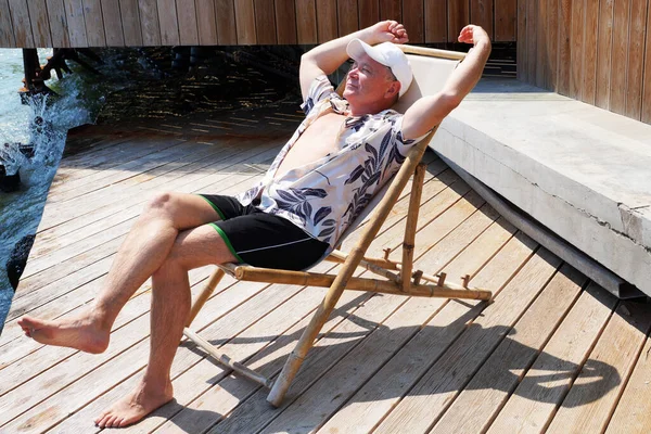 Hombre Sonriente Descansando Una Tumbona Patio Cerca Del Mar — Foto de Stock