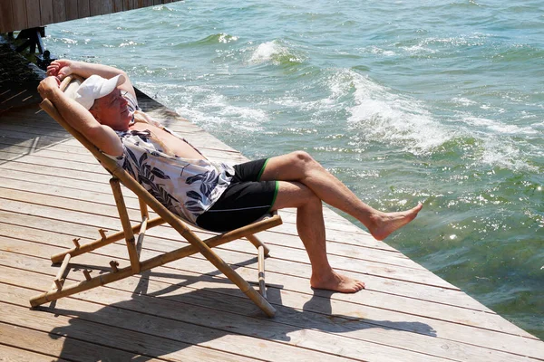 Hombre Sonriente Descansando Una Tumbona Patio Cerca Del Mar —  Fotos de Stock