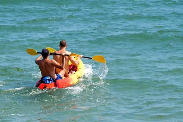 Dois Jovens Estão Navegando Caiaque Mar Vista Traseira — Fotografia de Stock