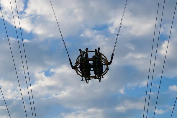 Zwei Personen Auf Dem Bungee Ride Bottom View — Stockfoto