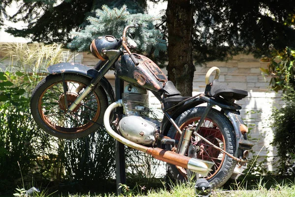 Vieja Motocicleta Oxidada Parque — Foto de Stock