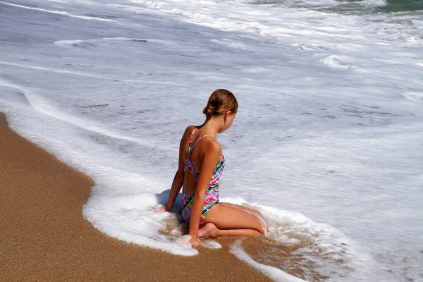 Tiener Meisje Zitten Een Zandstrand Zee Wit Schuim — Stockfoto