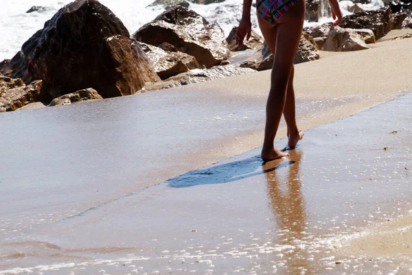 Teenagermädchen Das Einem Sonnigen Tag Allein Leeren Meeresufer Entlang Geht — Stockfoto