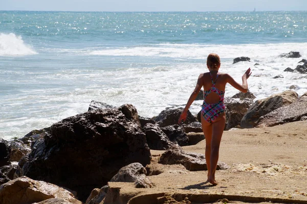 Дівчина Підліток Йде Один Уздовж Порожнього Узбережжя Сонячний День Вид — стокове фото