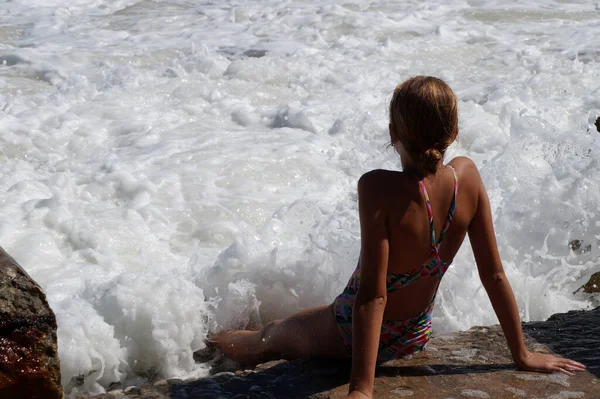 Teenager Mädchen Sitzt Einem Sandstrand Weißen Schaum Des Meeres — Stockfoto