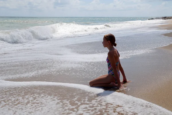 Дівчина Підліток Сидить Самоті Мокрій Піску Дивиться Море — стокове фото