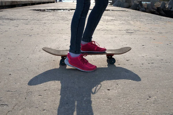 Teenager Mädchen Auf Einem Skateboard Einem Sonnigen Tag Nahaufnahme Unten — Stockfoto