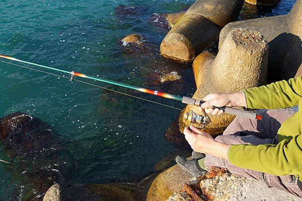 Mani Maschili Torcono Bobina Filatura Sulla Pesca Mare Vista Dall — Foto Stock