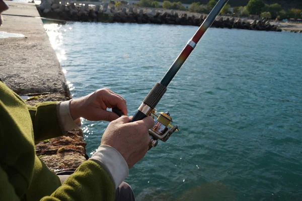 Mani Maschili Torcono Bobina Filatura Sulla Pesca Mare Primo Piano — Foto Stock