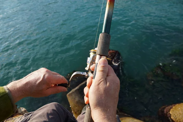 Masculino Mãos Torção Fiação Carretel Mar Pesca Close — Fotografia de Stock