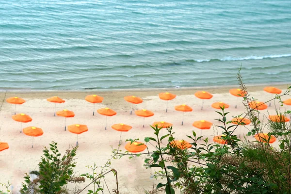 Oranje Strandparasols Een Leeg Strand Een Achtergrond Van Zee — Stockfoto