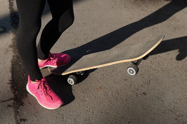 Ragazza Con Uno Skateboard Foto Del Fondo — Foto Stock