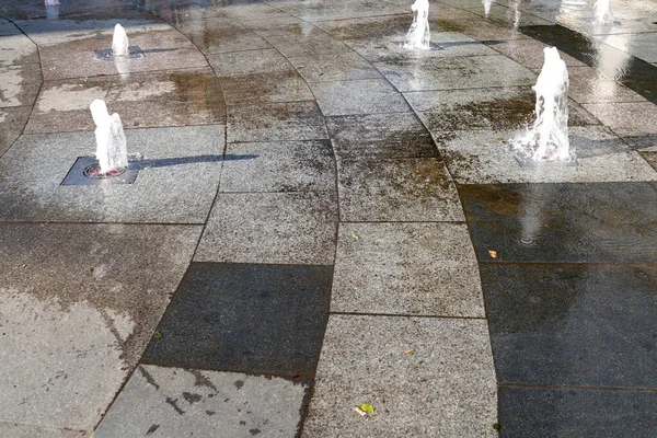歩道には小さな噴水があり — ストック写真