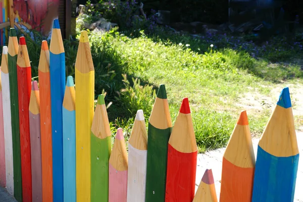 Parktaki Çitler Renkli Kalemler Gibi Yakın Plan — Stok fotoğraf