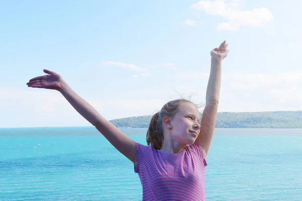 Ragazza Alzò Mani Sullo Sfondo Del Mare Del Cielo — Foto Stock