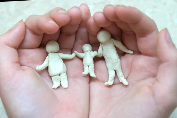 Пластилінові Фігури Чоловіка Жінки Дитини Руках Дітей Втілюють Захист Збереження — стокове фото