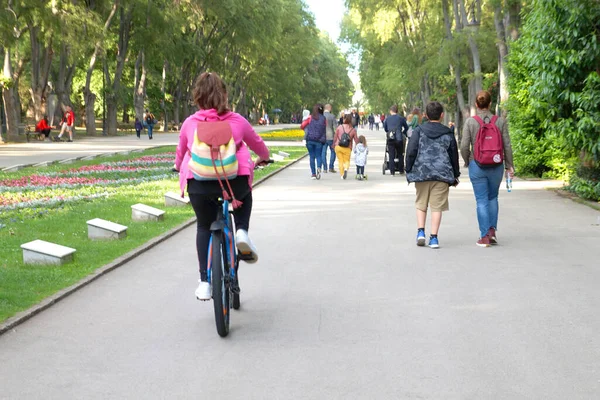 Varna Bulgaria Junio 2020 Gente Acurruca Monta Bicicleta Callejón Central — Foto de Stock