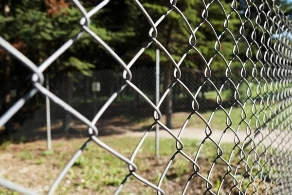 Metallgitterzaun Park Aus Nächster Nähe — Stockfoto