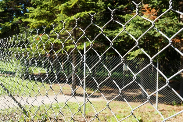 Metallgitterzaun Park Aus Nächster Nähe — Stockfoto