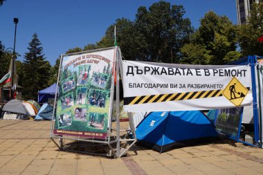 Varna, Bulgaristan - Eylül, 07, 2020: Şehir yönetimi yakınlarındaki muhalif çadır kampı