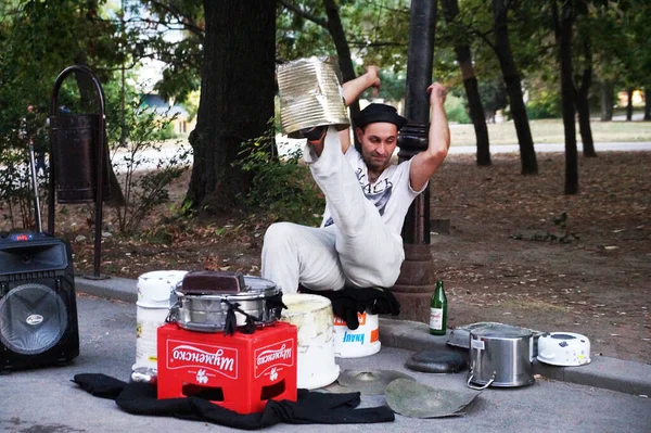 保加利亚瓦尔纳 2020年9月6日 街头鼓手在公园里即兴演奏 — 图库照片