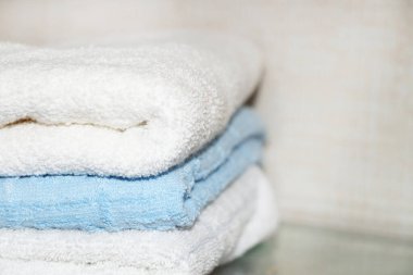 Katlanmış terry havluları hafif bir arka planda yakın plan