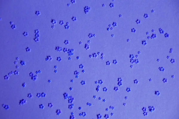 Açık mavi arkaplanda koyu mavi parlayan yıldızlar.