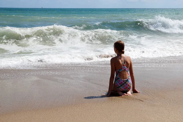 Teenager Mädchen Sitzt Allein Auf Dem Nassen Sand Und Blickt — Stockfoto