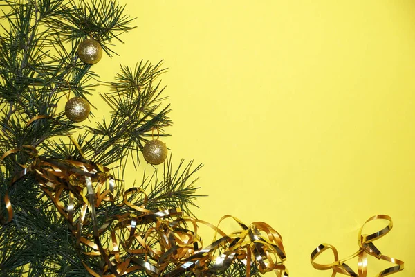 Ramos Coníferas Decorações Árvore Natal Fundo Amarelo Ano Novo Espaço — Fotografia de Stock