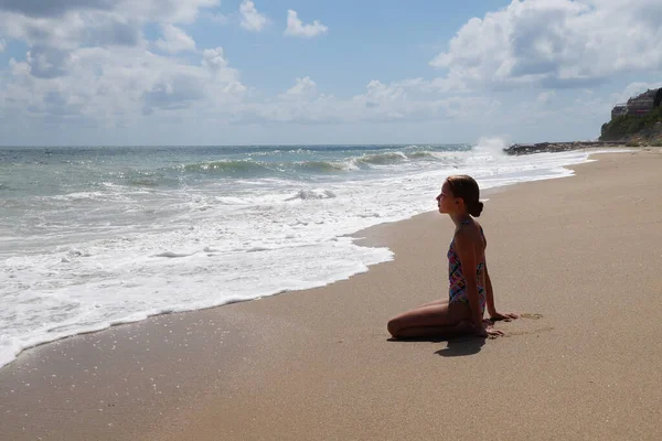 Дівчина Підліток Сидить Самоті Мокрій Піску Дивиться Море — стокове фото