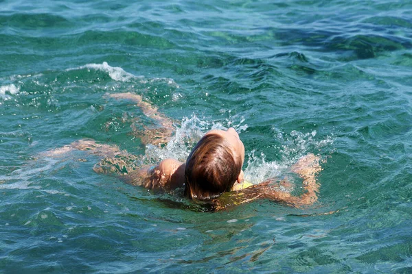 Cansada Adolescente Nada Sobre Espalda Mar — Foto de Stock