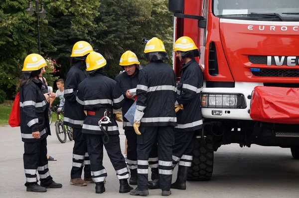 Varna Bulgarie Septembre 2020 Les Pompiers Parlent Près Camion Pompiers — Photo