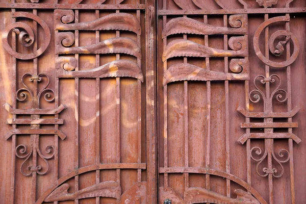 Vieja Puerta Metal Marrón Decorado Con Elementos Forjados Cerca — Foto de Stock
