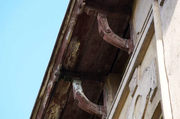 古代の家の近くにヴィンテージの木製のコーニス — ストック写真