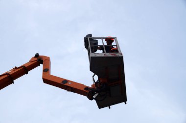 Varna, Bulgaristan - 13 Eylül 2020: Geri çekilebilir hidrolik beşiğinde kontrol paneli olan itfaiyeci