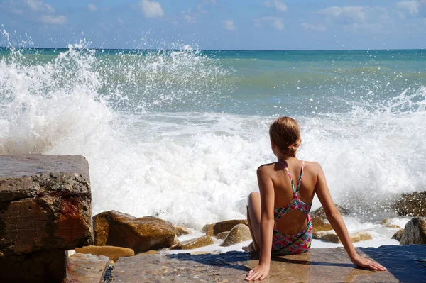 Tiener Meisje Zitten Een Zandstrand Zee Wit Schuim — Stockfoto