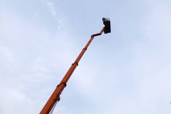 Pluma Fuego Hidráulica Retráctil Con Cuna Contra Cielo —  Fotos de Stock