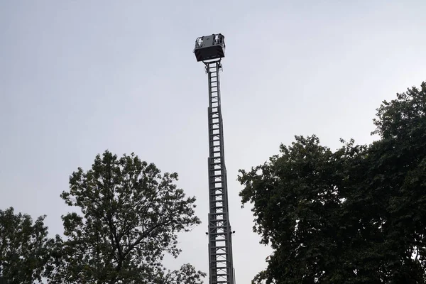 Versenkbare Feuertreppe Vor Dem Hintergrund Von Bäumen Und Himmel — Stockfoto