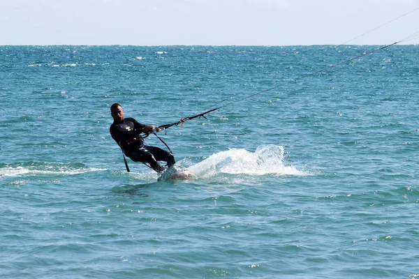保加利亚瓦尔纳 2020年9月19日 一名男子在瓦尔纳海滩的背景下正在划船入海 — 图库照片