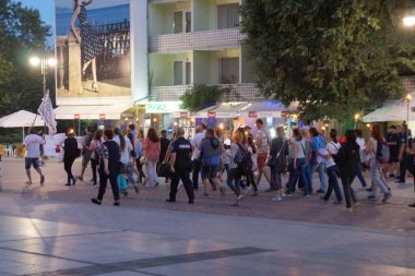 Varna, Bulgaristan - 13 Haziran 2020: Varna ana caddesinde bir protesto mitingi