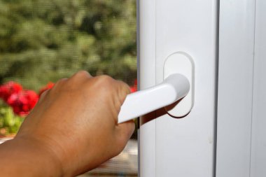 Esmer el plastik pencereyi kapatıyor..